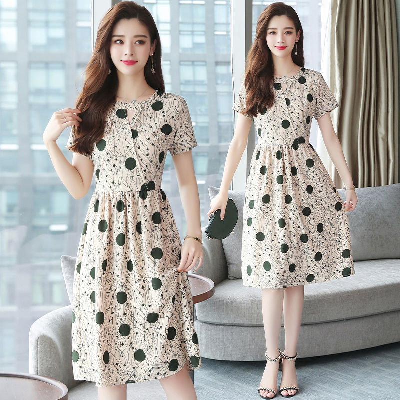 女人到了48岁，别乱穿!看看下图女人这样穿，款款上身美到爆炸