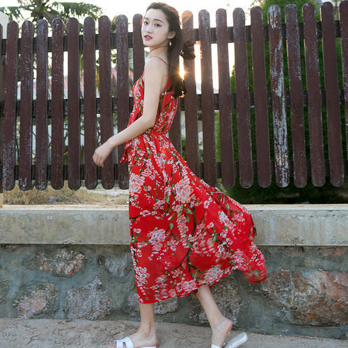 快来一饱眼福，今年这些沙滩裙绝对吸睛，显嫩又高挑