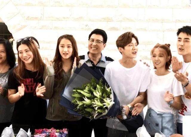 关晓彤鹿晗屡次被传分手，关晓彤爸爸的这条微博无意道出真相！