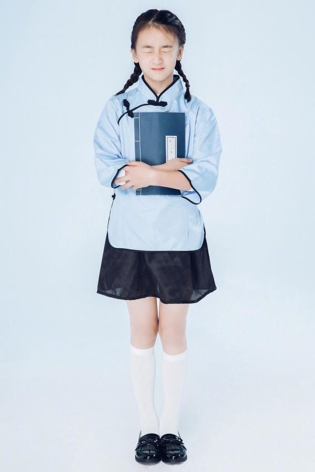 森蝶成大美女了！穿民国学生装大长腿抢镜，网友：基因强大！