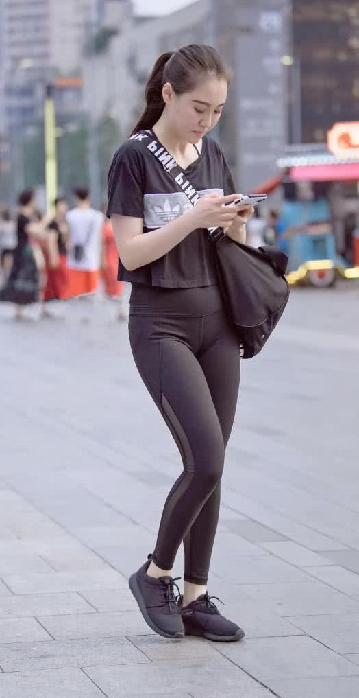 街拍:漂亮的小姐姐穿紧身裤显丰满身材，保持好身材真的很不容易