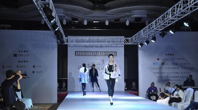  『女性』时尚是一种潮流 T台是展示当代社会时尚的大气场