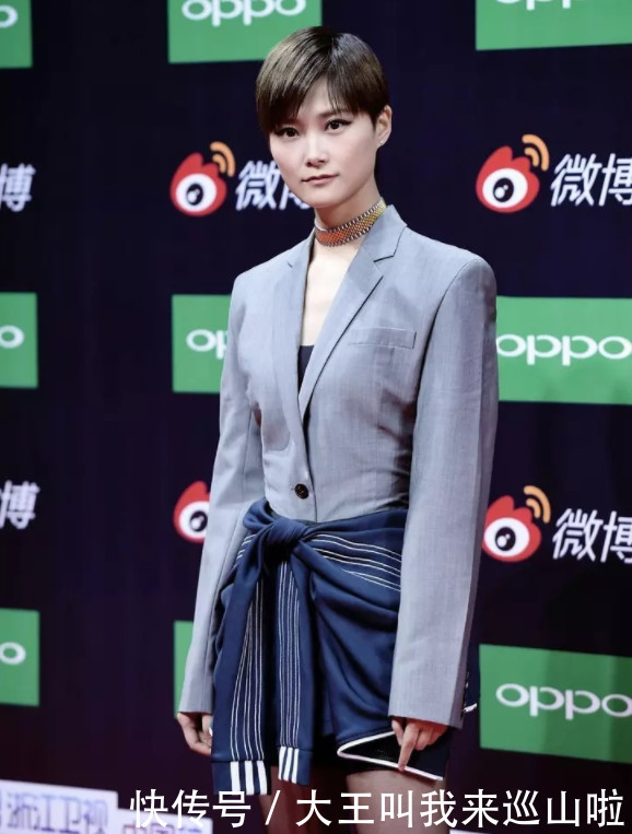 李宇春还有啥不敢穿？脚踩一支“笔”就算了，穿黑丝袜还露脚趾头