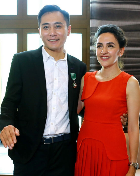 这些娶到外国美女的中国男人，哪个最帅?