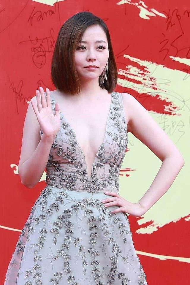 秀身材的高阶技能！张靓颖身穿深V长裙“真空”上阵大展曼妙身姿