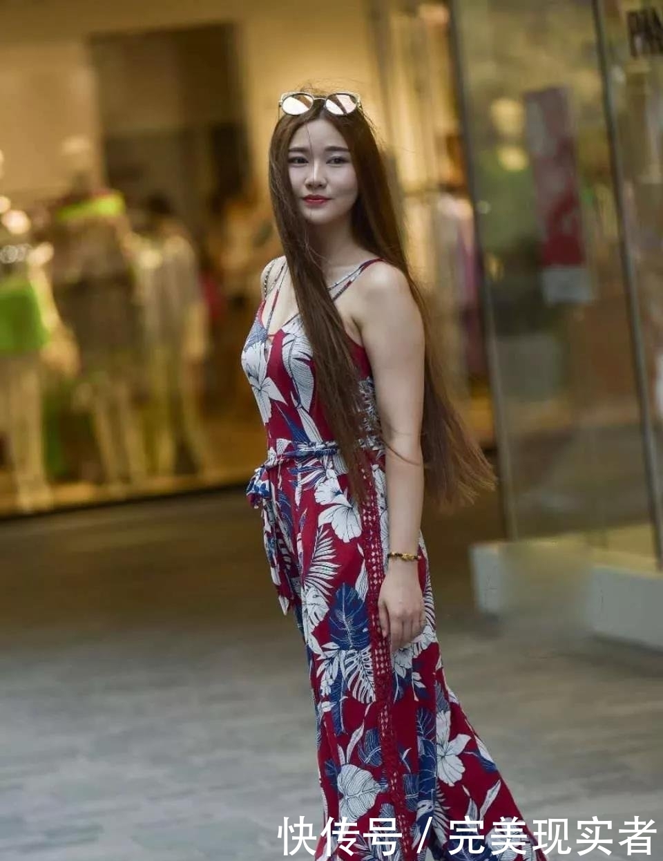  『气质』街拍穿花色吊带裤裙的性感女神，魅力的身姿，气质华贵很显富态