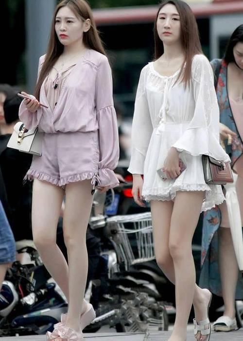  妩媚■潮范儿女神来了，街拍：芳菲妩媚的小姐姐，一件浅色连衣裙外搭黑色皮衣，魅力十足