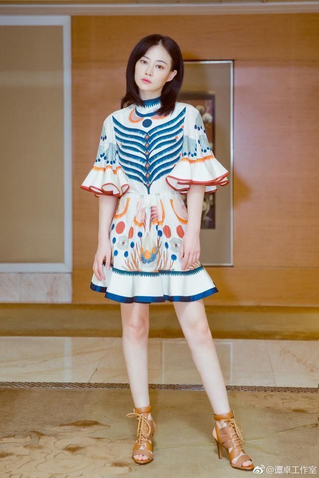 张柏芝真大胆!穿的绿色衬衫上面的勒成这样网友:不是一般的大!