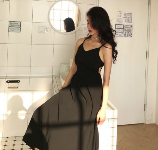 美女海边度假不同别人一样穿泳衣!一袭性感沙滩裙，让人神魂颠倒