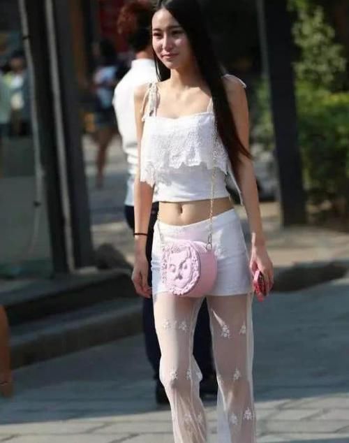 「一字」养眼女神街拍：一笑千金的小姐姐，一条白色的一字肩连衣裙，时尚女神魅力