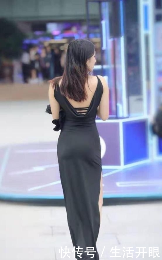  穿着：黄色西装搭配尖头细高跟鞋，由内而外散发出一种优雅的魅力