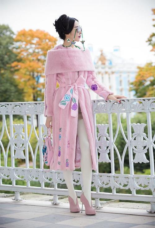 时装搭配·ifashion｜交叉十字的刺绣针法，清新的花朵漫落周身