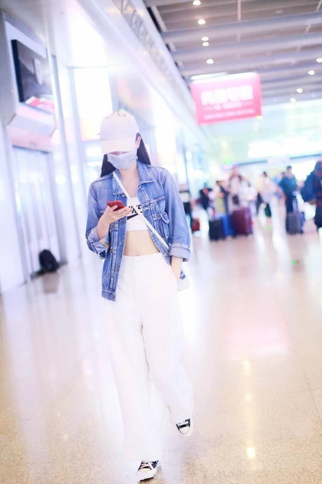 乔欣的短裤短短成一个三角形，还要用一块布挡着，为显腿长太拼了