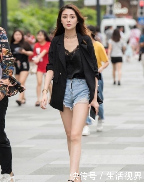 『小姐姐』时尚街拍:风情万种的小姐姐,时髦穿搭引人注目