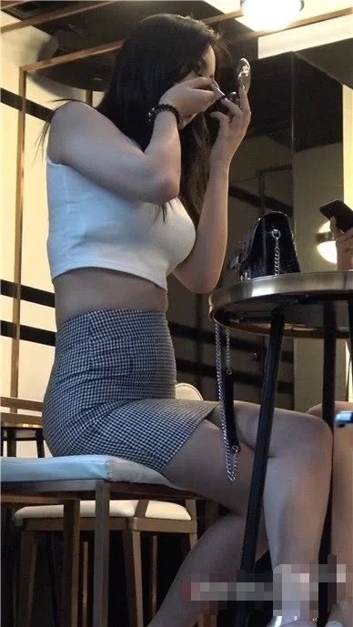 街拍气质美女，紧身小背心短裙秀完美臀部曲线，前凸后翘好身材吸