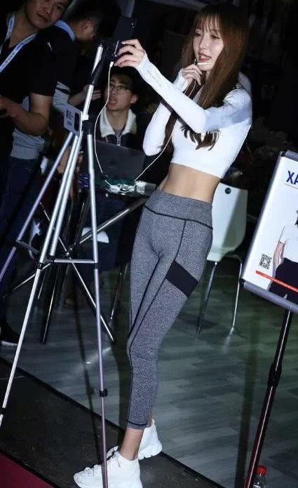 甜美小姐姐运动紧身裤俏皮甜美，女神直播肯定有很多人看