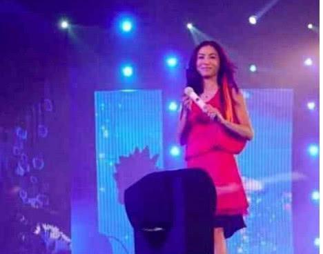 张柏芝出道二十周年演唱会,现场情绪失控,网友