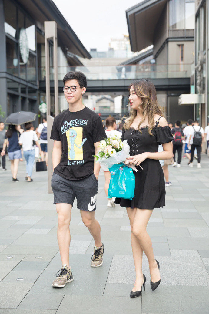 街拍路人，大都市穿搭时尚的女性，总有一股傲人自信的气息