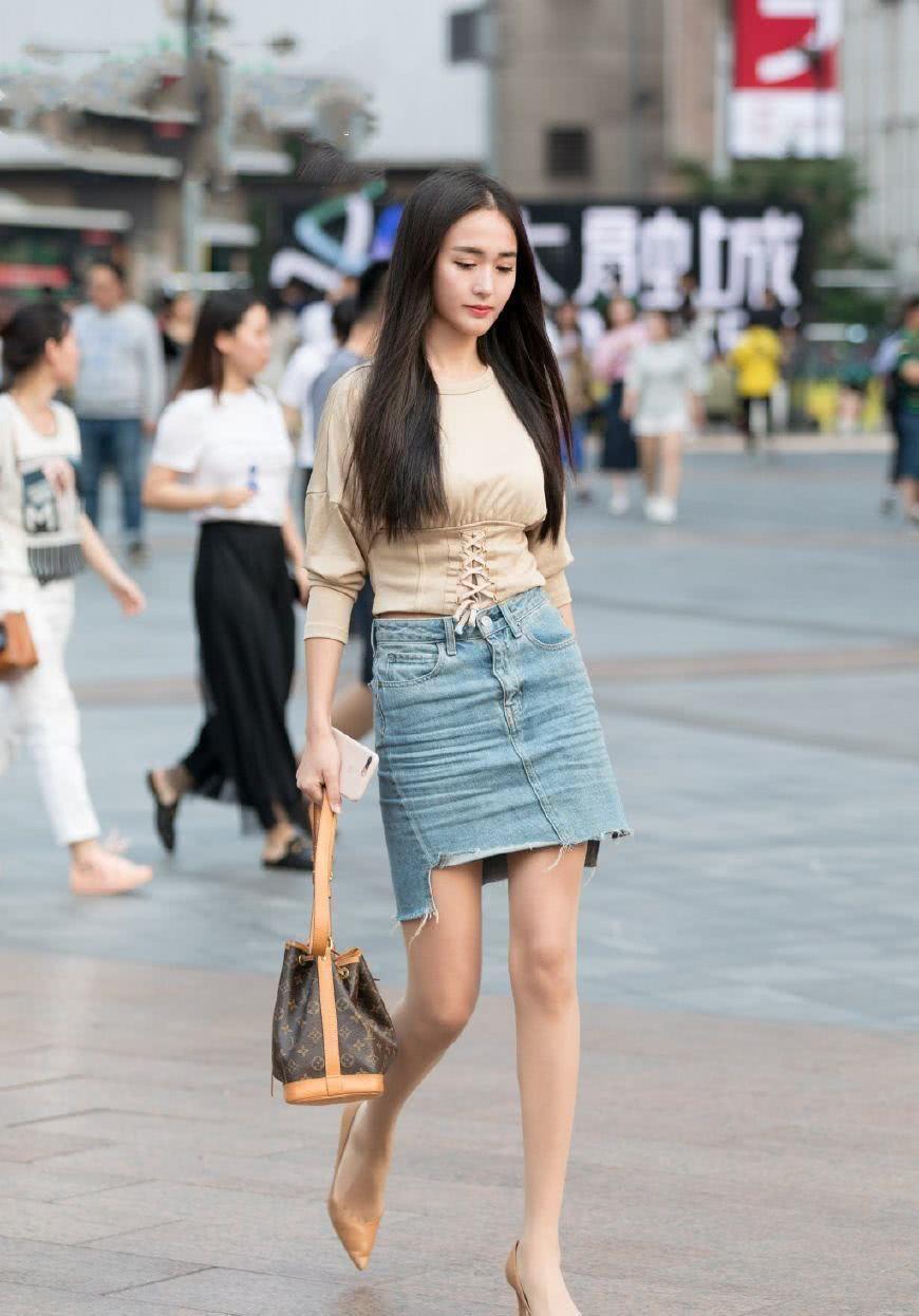 街拍：甜美清新的白皙美腿小姐姐，美丽性感有种似曾相识的感觉！