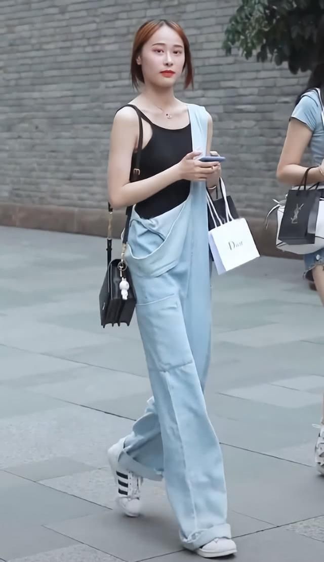 「 韵味」走路时撩头发的姿势的确迷人，小姐姐的身材匀称凸显韵味