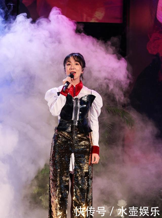 娄艺潇出席活动，穿了一条金色亮片“假裤子”，个性穿搭就服你！