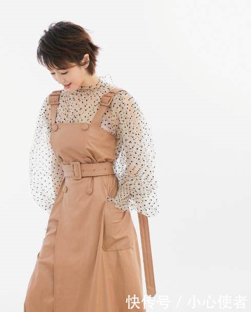 她是靳东的前妻，却一心追随陈道明，气质穿搭美呆了