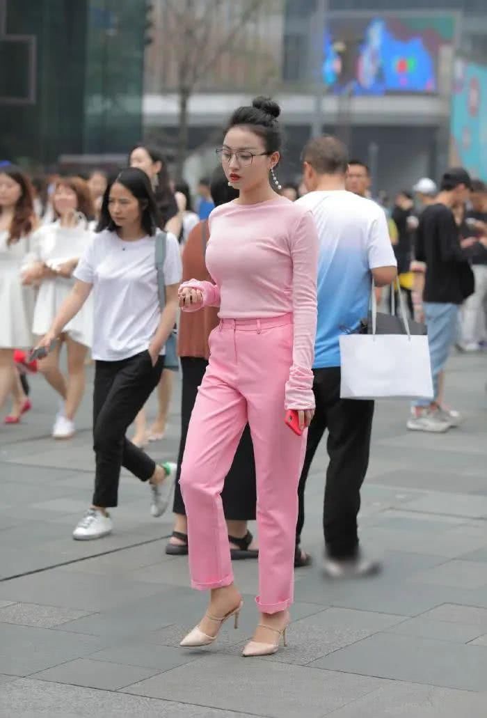  俏美|气质女生真会穿，选择休闲减龄的西裤穿搭，让造型显得干练又俏美