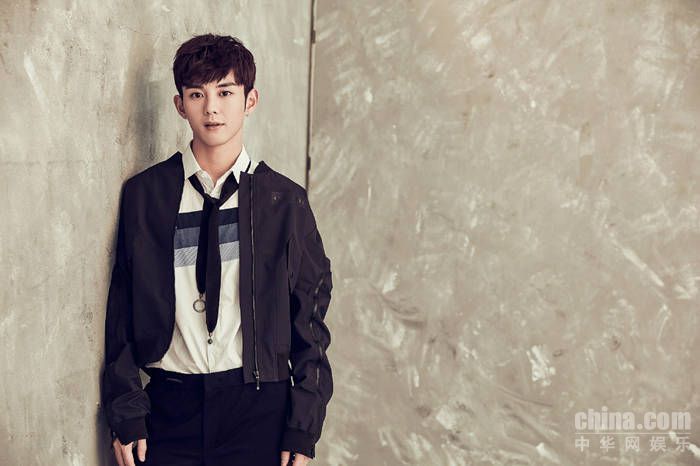 蓝博黑色夹克写真曝光 青春帅气时尚感MAX