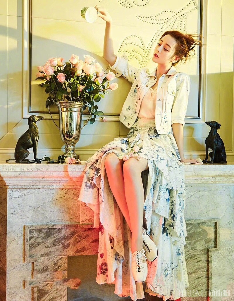 路人街拍：小姐姐大长裙秀出性感美腿，人比花娇令人心动