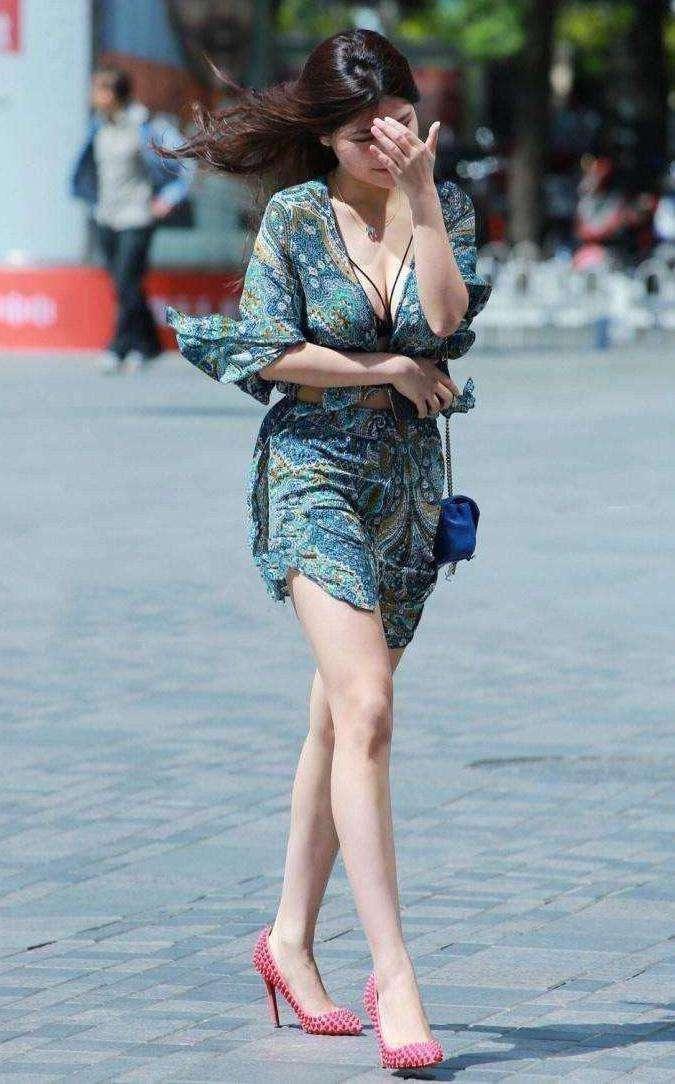 街拍美女：大风好像和美女有点过意不去