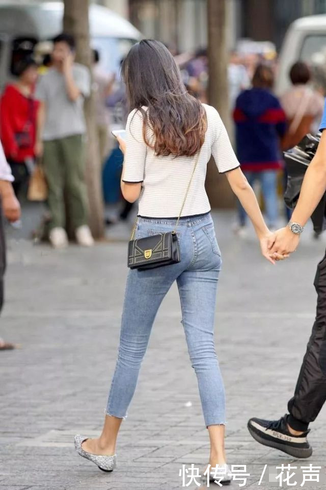 摄影：美女穿浅色牛仔裤，腿型真好看