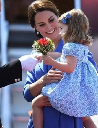 带货女王夏洛特穿的这些小花裙，简洁又时尚，凯特王妃选择它是有