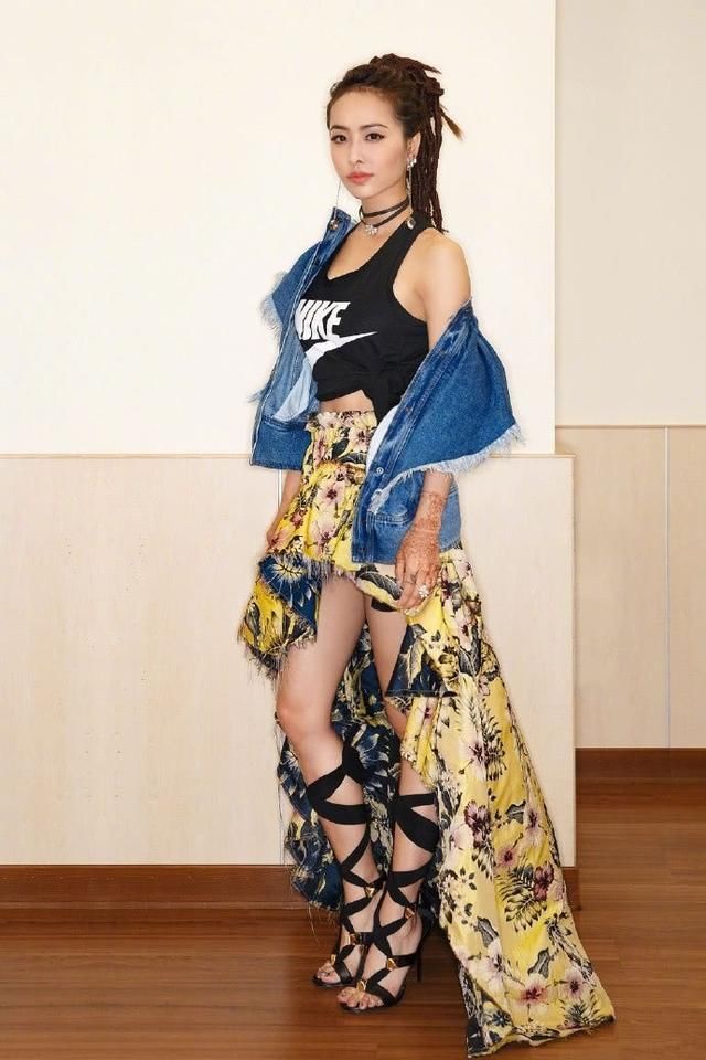 蔡依林穿印花裙现身，却配了双绑带高跟，网友：这腿勒得不难受吗