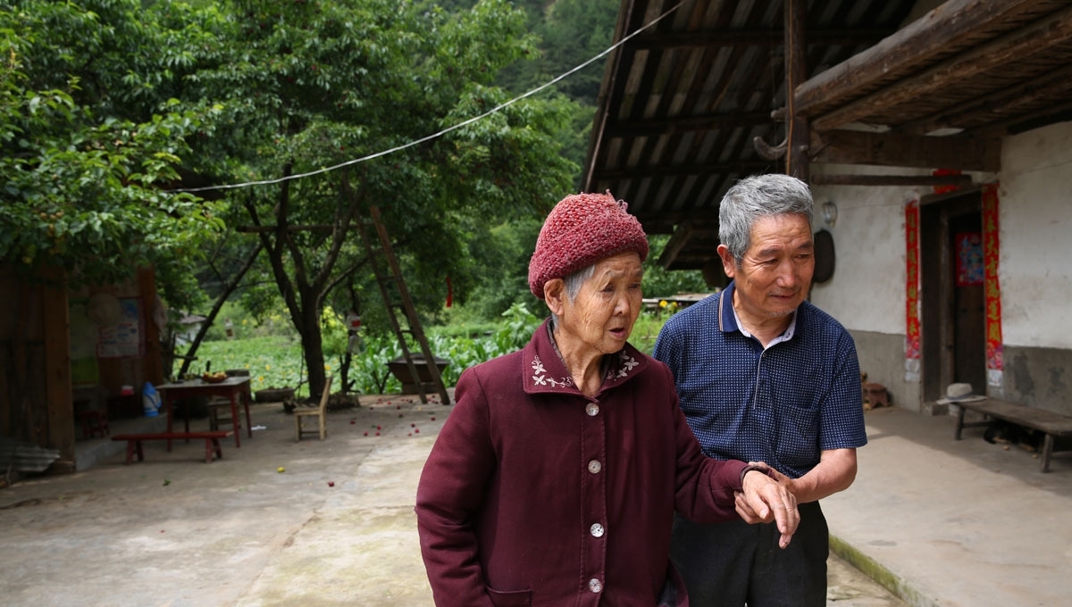 66岁老夫妻留守深山，陪86岁失明老妈，人勤物丰日子越过越好