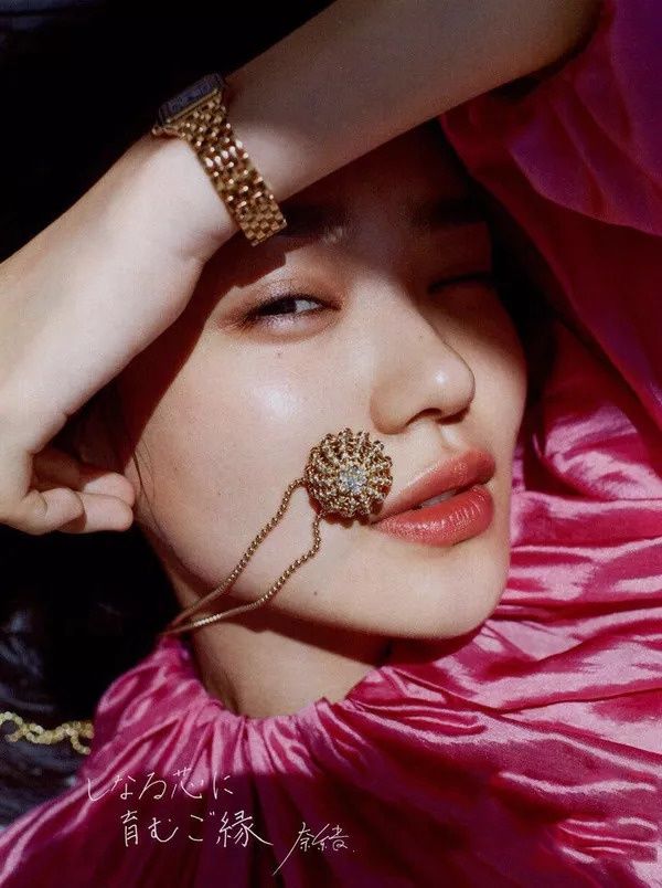 偷师| 修饰脸型还能一键美颜,她们的“高光大法”你确定不想学?