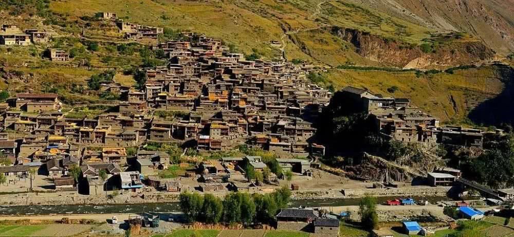 都去了稻城亚丁看神山，但亚丁景区旁边这座免费的山，你去过了吗