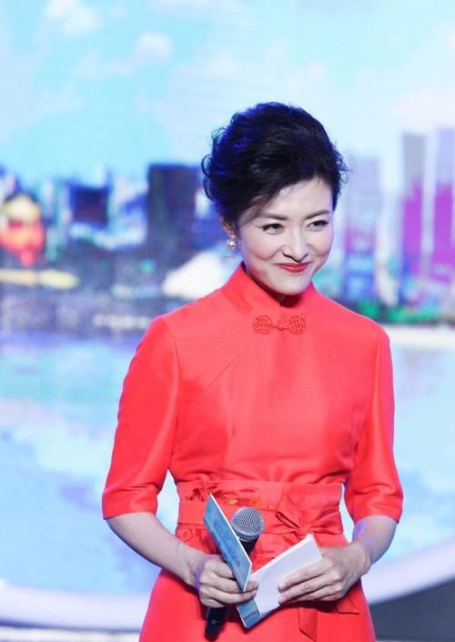 『成熟女性』著名主持人“周涛”真会穿,扎丸子头搭配蕾丝裙减龄时髦,美腻了