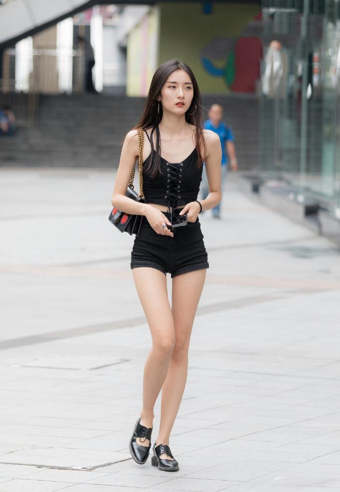 街拍:穿短裤的小姐姐充满了迷人的气息,凸显十足女人风情!