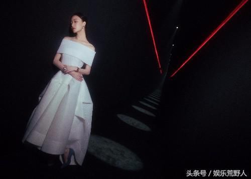 宽松长袖T恤搭配五分裤，倪妮也能凹出街头范，网友：美少女一枚