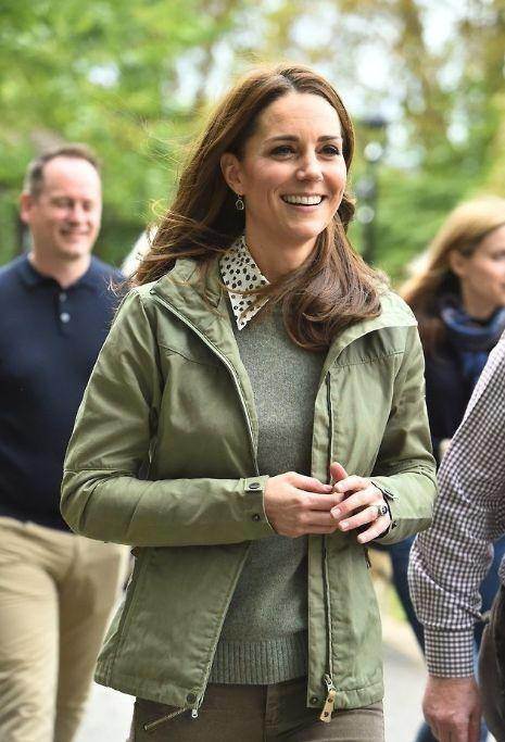 秋意渐凉，凯特王妃素颜便装回家探亲，笑容比阳光还灿烂好亲切