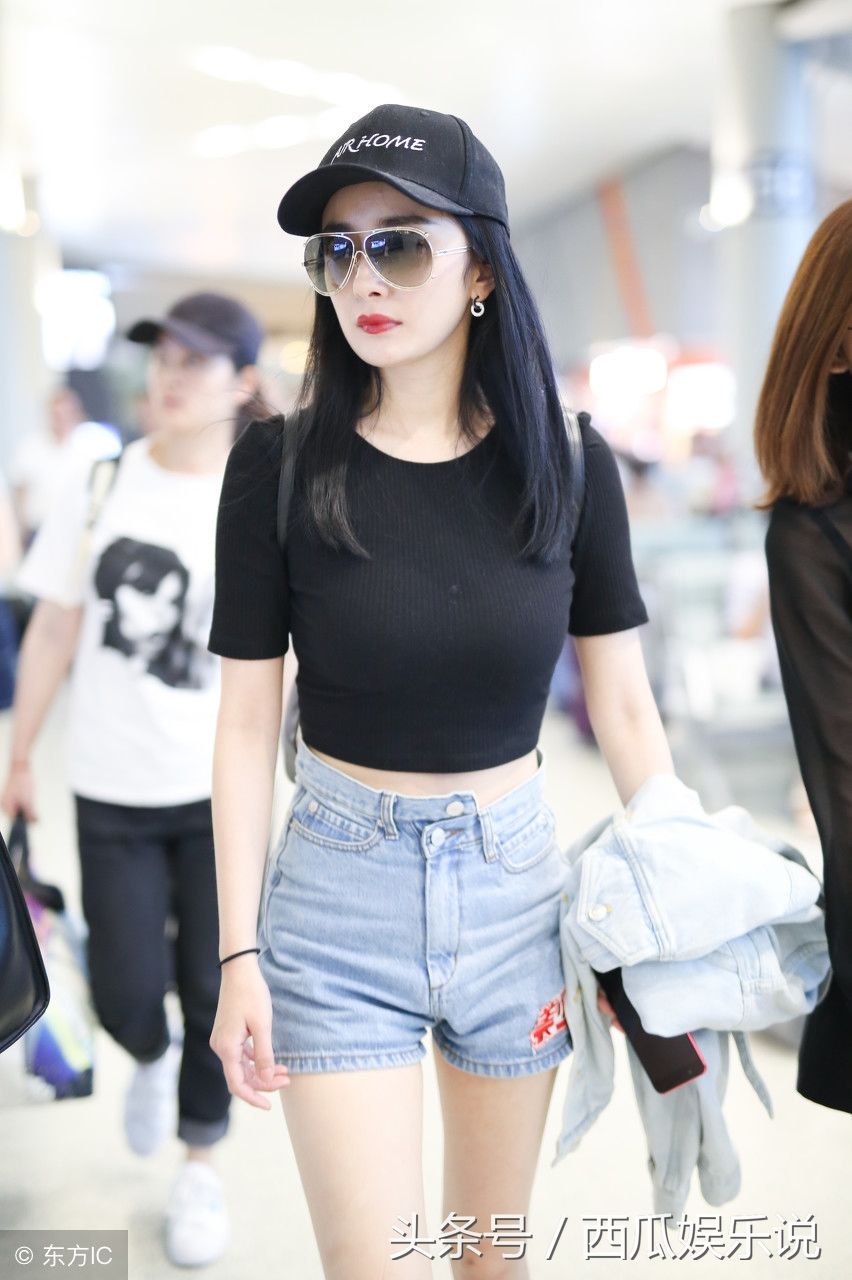 杨幂现身机场，炫腹装还是你穿的好看 网友:这牛仔裤很普通呀!