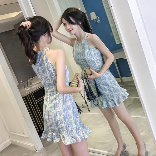 女人不要总穿短裤了，如今流行的裙子更养眼，同事都夸有眼光