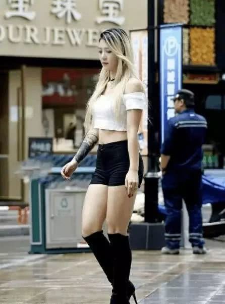 时尚街拍：街拍：孙允珠事业线微微展露出，展现出城市丽人的知性