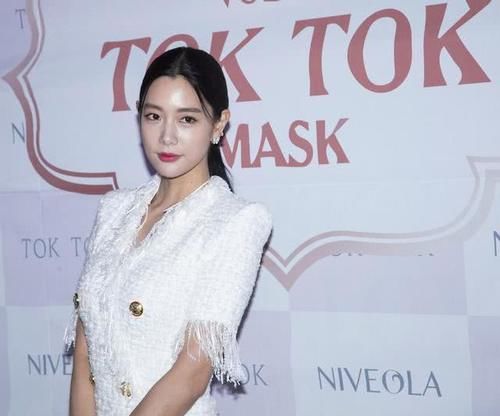  选择：克拉拉终于换风格，穿白色紧身连衣裙扎低马尾，气质真像李英爱