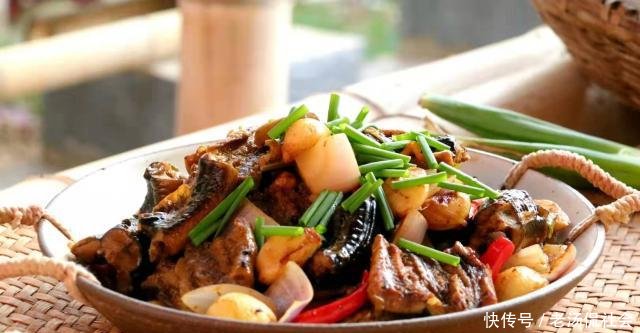  「炖汤」黄鳝滋补，不炖汤试试这样烧，蒜香浓郁肉质鲜，一下做5条不够吃！