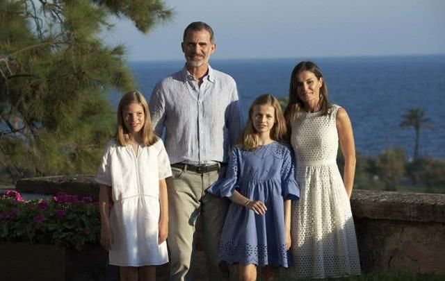 西班牙王室家庭照公开，网友：基因的力量真强大！