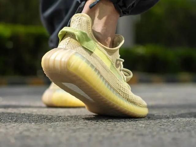  【发售价格】全新亚限Yeezy 350即将来袭，经典AJ13Flint配色定档5月