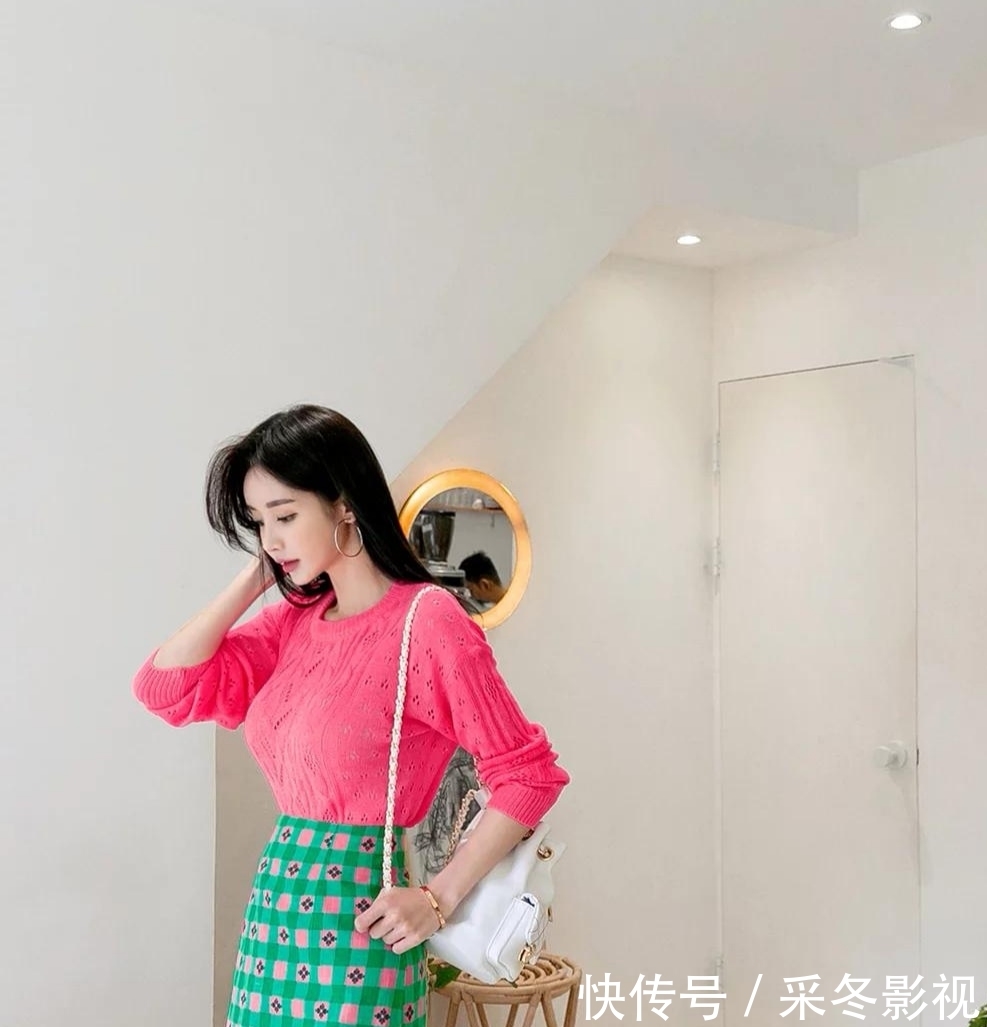  小姐姐：粉红羊毛衫，绚丽方格短裙，时尚小姐姐，甜美文静