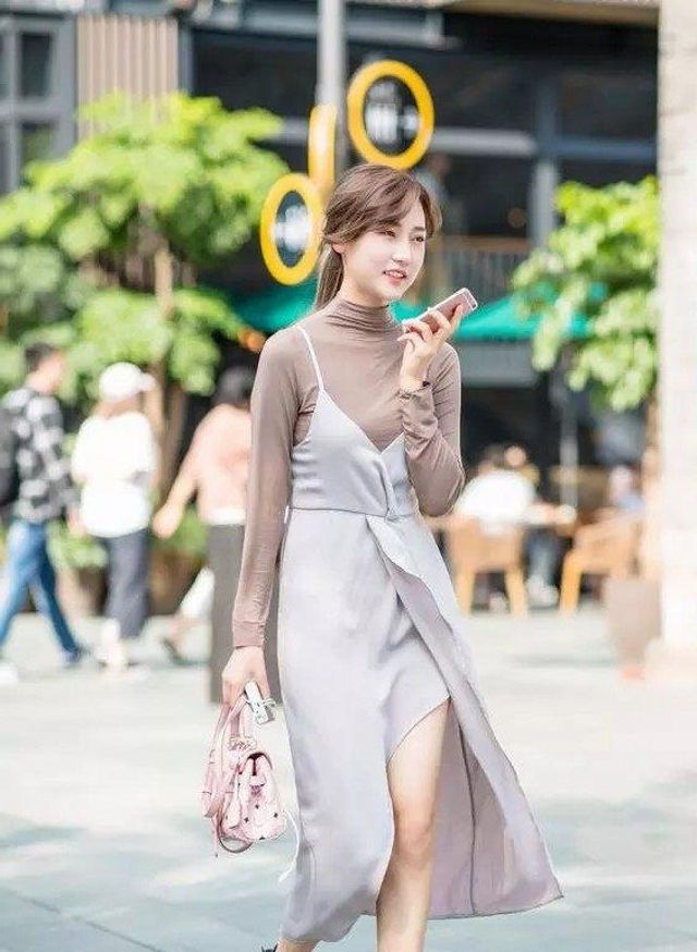  [热裤]路人街拍:精心搭配的热裤美女,散发出甜美气息