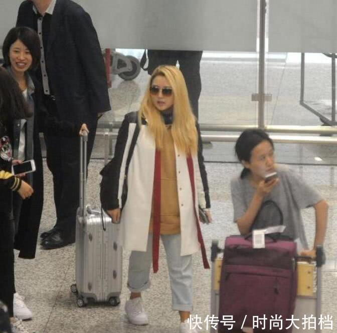 何洁“巴掌腿”火了！32岁超短裤秀17岁长腿，网友：这回真瘦了？